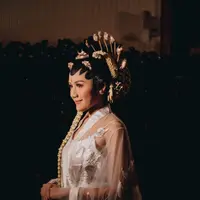 Parade Bridal Robe Seleb Bergaya Putri Kerajaan Eropa-Jawa dari Erina Gudono-Chelsea Islan