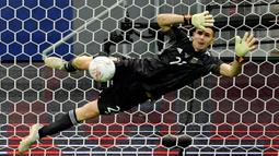 Kiper Argentina, Emiliano Martinez, berhasil mematahkan tendangan pemain Kolombia, Yerry Mina, pada laga semifinal Copa America 2021 di Mane Garrincha, Brasil Selasa (6/7/2021). (Foto: AFP/Nelson Almeida)