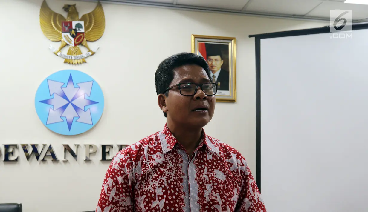 Pegiat isu pluralisme Imdadun Rahmat memberi keterangan di Kantor Dewan Pers Jakarta, Rabu (12/12). Untuk tahun ini, Yayasan Yap Thiam Hien Award dan tim juri memilih dua pemenang. (Liputan6.com/JohanTallo)