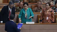 Menteri Keuangan, Sri Mulyani saat menghadiri rapat paripurna di gedung DPR, Jakarta, Selasa (11/7). Sebanyak Seratus delapan puluh lima (185) anggota dewan dari lima ratus enam puluh (560) mengikuti Rapat Paripurna tersebut. (Liputan6.com/Johan Tallo)