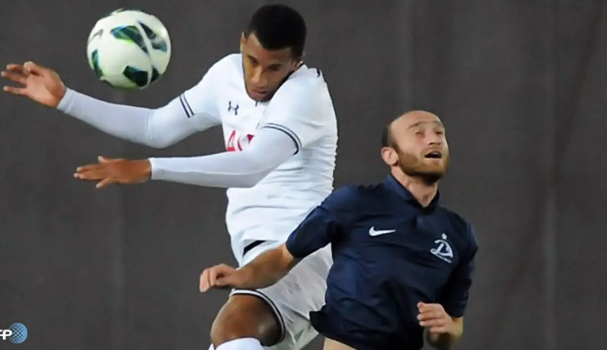Duel perebutan bola antara Etienne Capoue (kiri) dengan Jaba Dvali (kanan) pada pertandingan Play-Off Liga Eropa antara Dinamo Tbilisi melawan Totenham Hotspur di Stadion Boris Paichadzis Erovnuli, Georgia Kamis (22/08/2013). (AFP/Vano Shalamov)