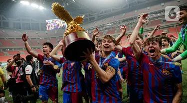 Para pemain Barcelona U-18 melakukan selebrasi usai menjadi juara International Youth Championship (IYC) 2021 di Jakarta International Stadium (JIS), Jakarta, Selasa (19/4/2022). Barcelona U-18 juara IYC 2021 usai menang atas Altetico Madrid U-18. (Liputan6.com/Faizal Fanani)