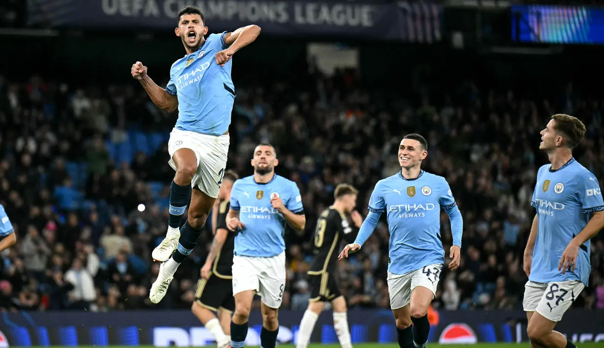 Gol Matheus Nunes dari titik putih pada menit ke-88 menutup pesta gol tim racikan pelatih Pep Guardiola ke gawang Sparta Praha. (Oli SCARFF/AFP)