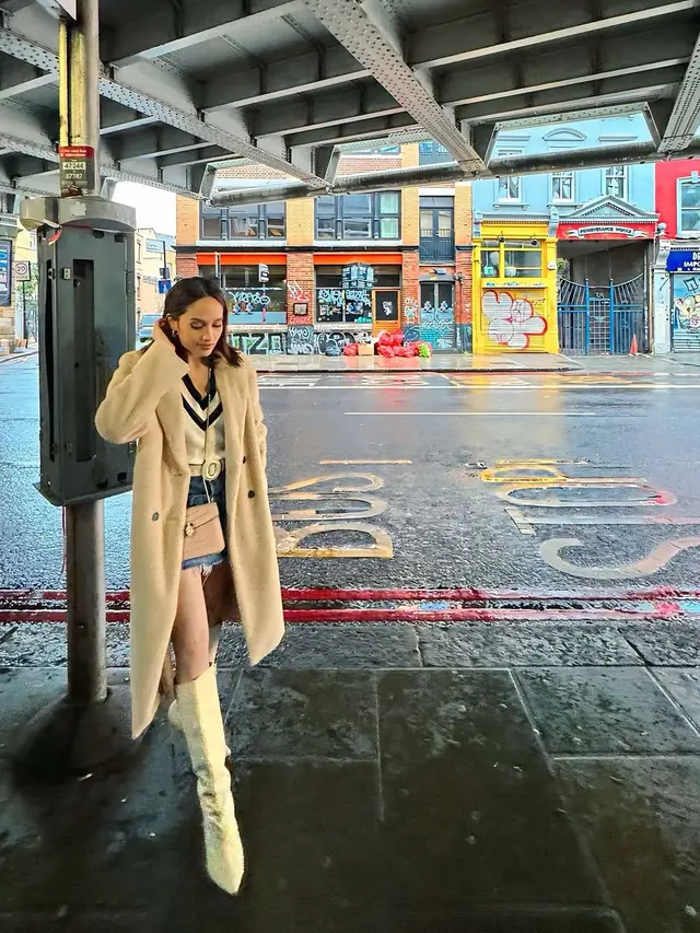 OOTD Stylish Cinta Laura Kiehl Healing di London, Definisi Fashion People Sejati