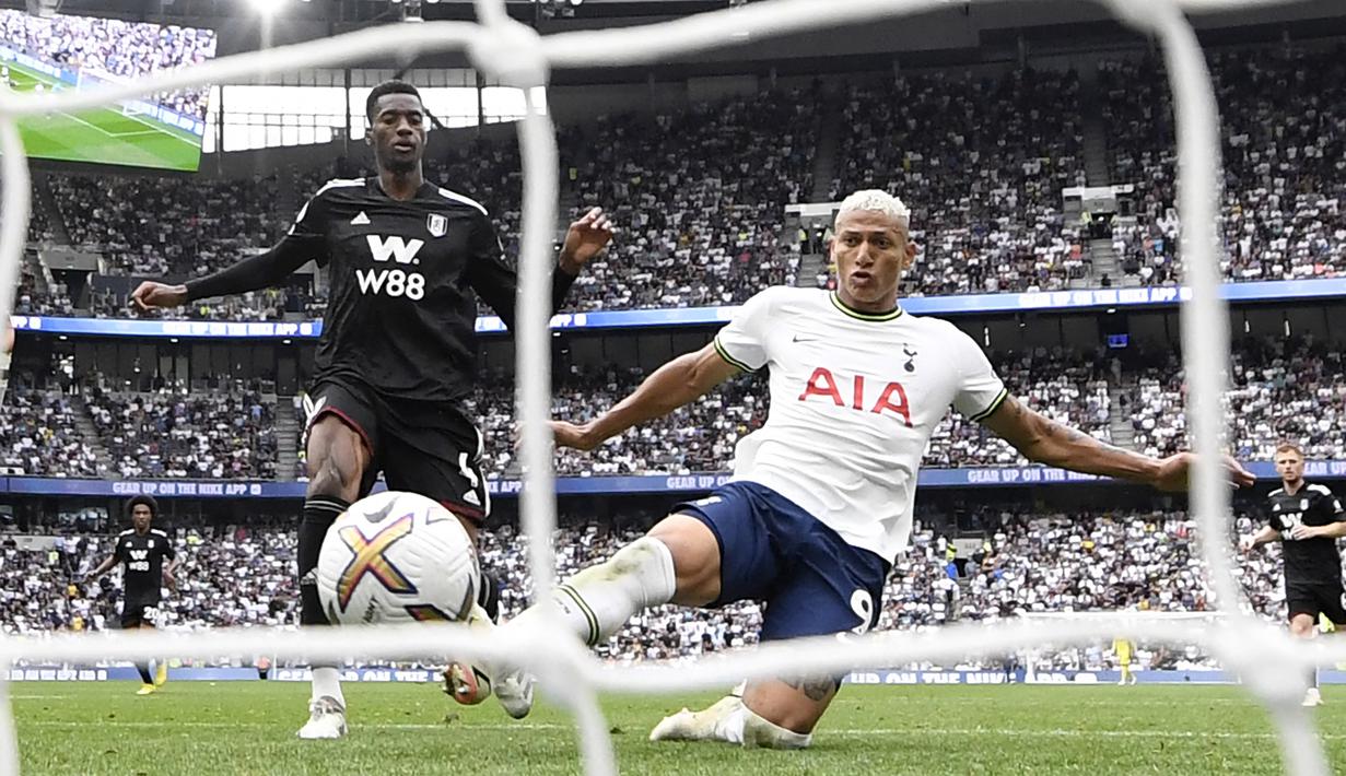 Richarlison yang tampil sejak menit awal bermain baik. Hingga akhirnya pada menit ke-90 ia berhasil menjebol gawang Fulham dan merubah skor menjadi 3-1. (AFP/Glyn Kirk)