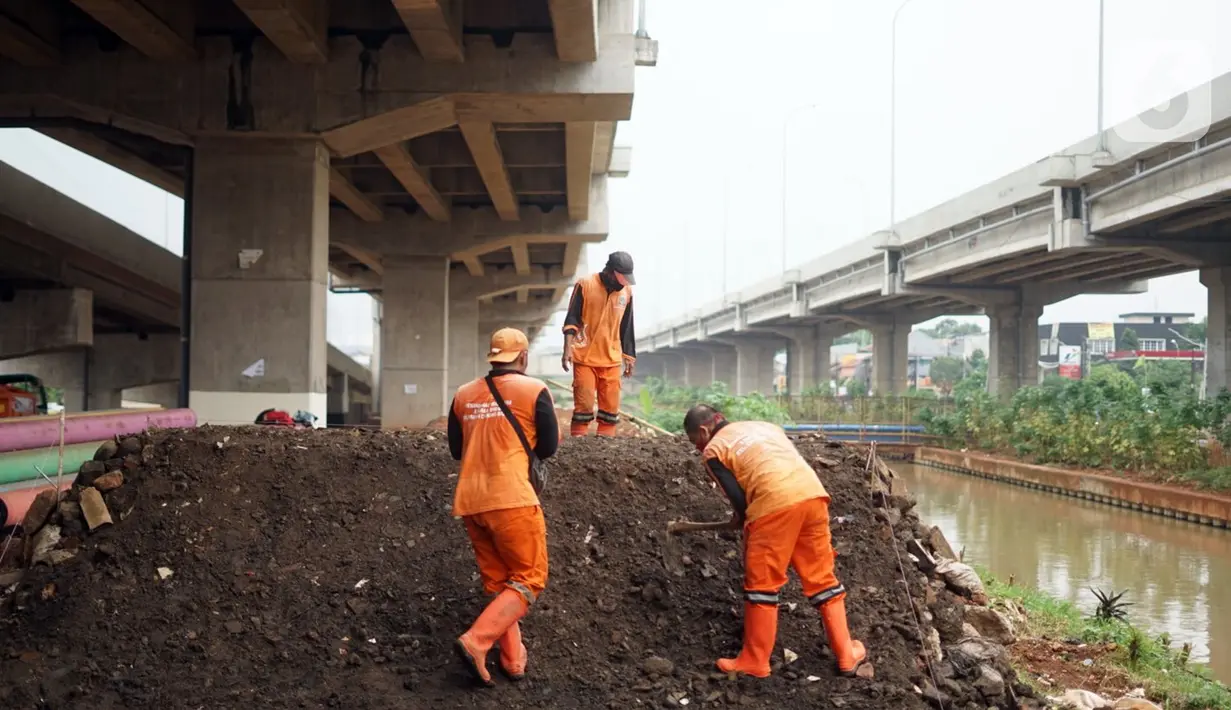 Petugas Penanganan Prasarana dan Sarana Umum (PPSU) menyelesaikan pembangunan Taman Pilar Jati di Cipinang Melayu, Jakarta, Selasa (27/10/2020). Area yang dilengkapi taman lalu lintas serta sarana bersepeda tersebut untuk mempercantik lahan tidur di kolong tol. (Liputan6.com/Immanuel Antonius)