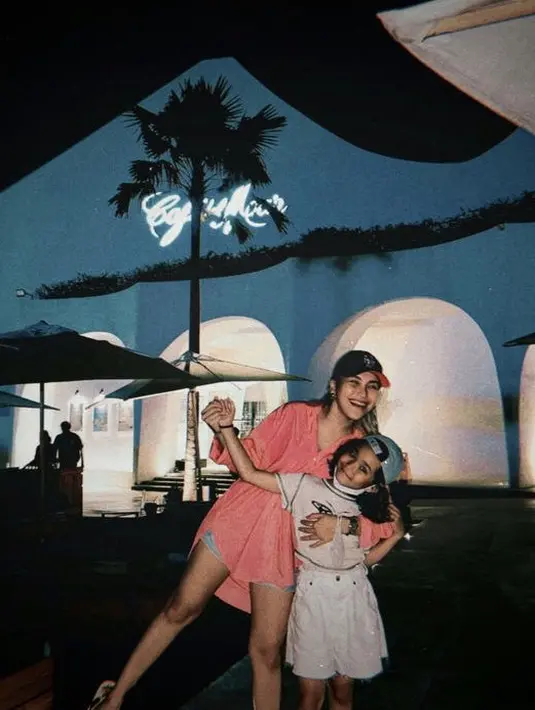 Ayu Ting Ting pun menghabiskan malam tahun bersama keluarganya, tak terkecuali dengan sang anak. Penyanyi dangdut ini tampil santai dengan kemeja oversize dipadukan short pants denim. Topi cap hitam menambah penampilan sederhananya. Dok. ayutingting92