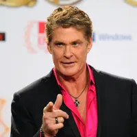 Aktor ini memiliki salah satu julukan yang paling terkenal di dunia sebagai 'The Hoff'. Pada hari Jumat, David Hasselhoff menjadi berita utama setelah tampil dalam sebuah video dan mengatakan ia telah mengubah namanya menjadi David Hoff. (Bintang/EPA)