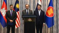 PM Malaysia Anwar Ibrahim (tengah) berbicara dalam konferensi pers didampingi PM Kamboja Hun Manet (kiri) dan PM sementara Thailand Phumtham Wechayachai usai perundingan gencatan senjata antara Thailand dan Kamboja di Putrajaya, Malaysia, Senin (28/7/2025). (Dok. Pool via AP/Mohd Rasfan)