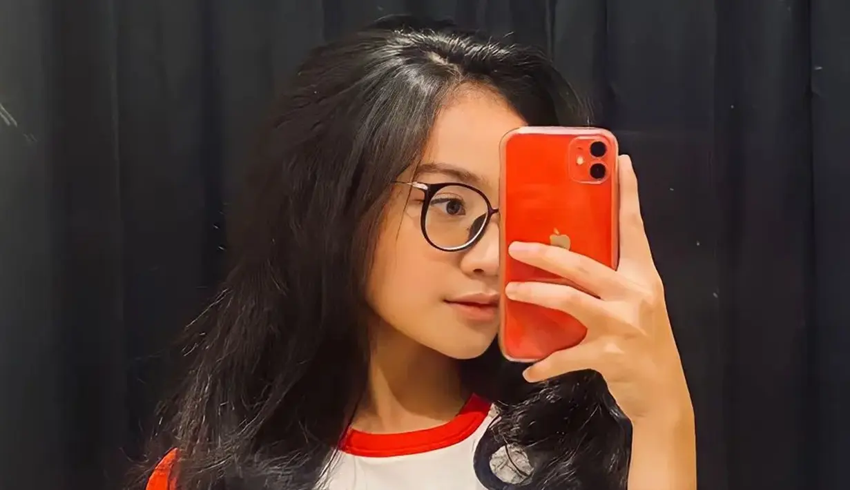 Sering catok rambut, Nada Fikalo tentunya pancarkan pesona tersendiri. Ini adalah unggahan Nada Fikalo pada Februari 2023. Banyak yang rindu dengan aktingnya, tak sedikit yang sering menanyakan soal sinetron terbaru yang dibintangi sahabat Hadijah Shahab di Tangan-Tangan Mungil ini. Sosok yang humble, artis kelahiran 2006 ini juga sering balas komentar penggemarnya. (Liputan6.com/IG/@nadafikalopurba)