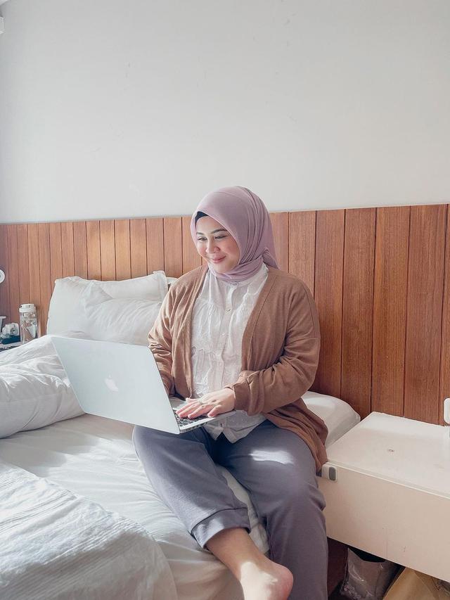 Jelang Melahirkan, Ini 7 Potret Kesha Ratuliu dengan Perut Makin Besar