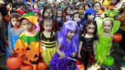 Sejumlah siswa memakai kostum - kostum unik saat mengikuti parade Halloween di kota Paranaque, Filipina, Jumat (30/10/2015). Anak - anak ini ikut merayakan halloween yang dirayakan setiap akhir bulan oktober. (REUTERS/Romeo Ranoco)