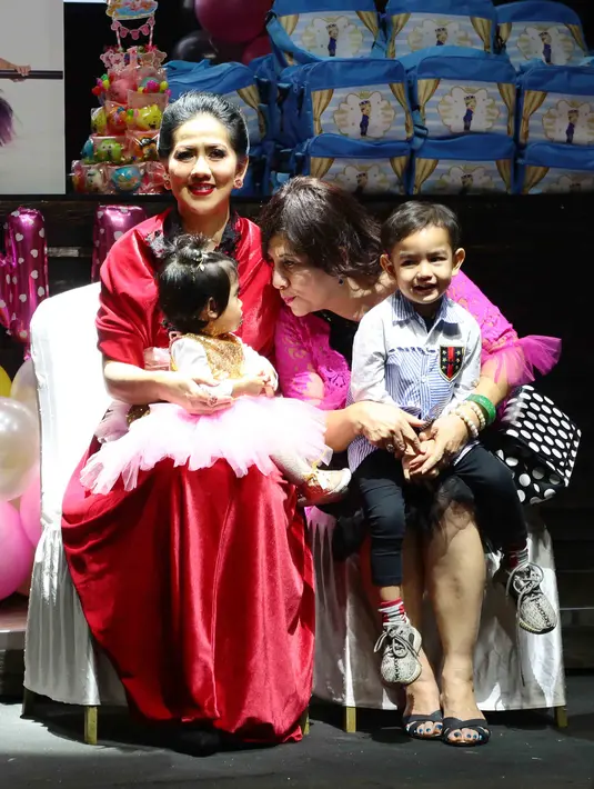 Tidak hanya dekorasi, namun untuk nasi tumpeng yang biasanya berwarna kuning pun juga diserupakan dengan tema pesta tersebut. Untuk persiapan pesta yang tampak meriah itu, diakui Venna hanya dilakukan dalam waktu singkat.  (Nurwahyunan/Bintang.com)