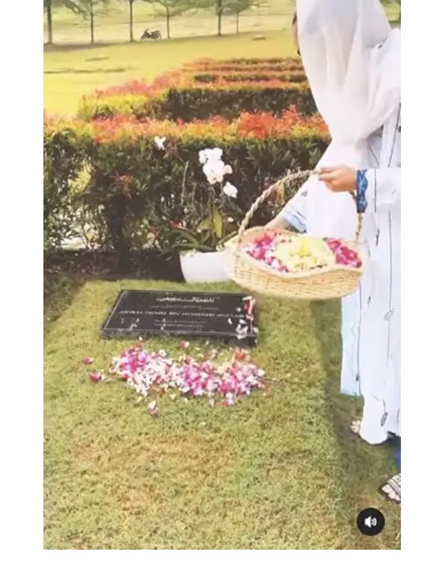 10 Momen Bunga Citra Lestari Ziarah ke Makam Ashraf Sinclair di Hari Ulang Tahun Pernikahan