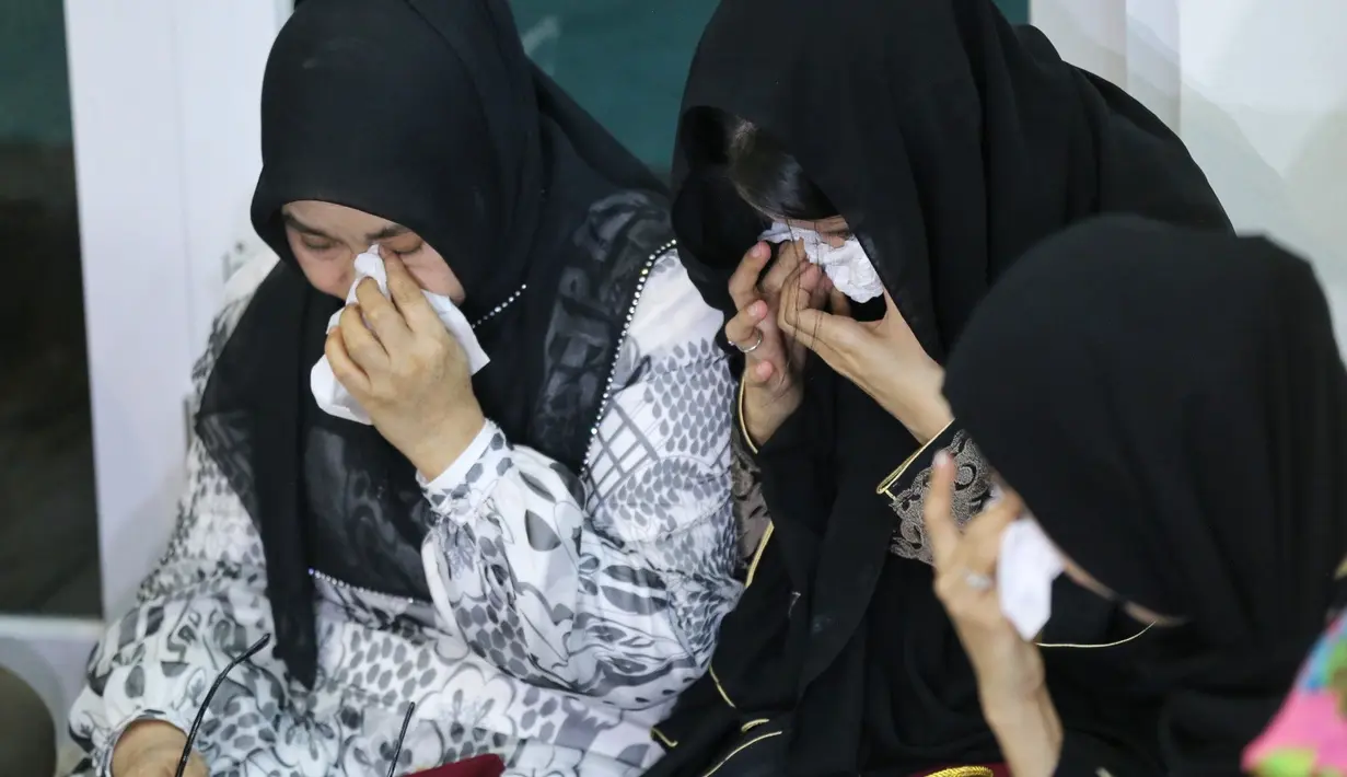 Air mata Ririn Ekawati kembali mengalir ketika mengikuti acara pengajian buat mendoakan suaminya, Ferry Wijaya. Kepergian yang begitu cepat membuat Ririn masih sering kali menanggis. (Adrian Putra/Bintang.com)