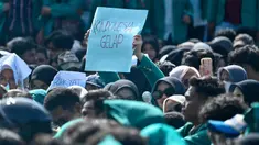 Mahasiswa menggelar unjuk rasa bertajuk Indonesia Gelap di depan gedung DPR Aceh di Banda Aceh pada Rabu 19 Februari 2025. (CHAIDEER MAHYUDDIN/AFP)