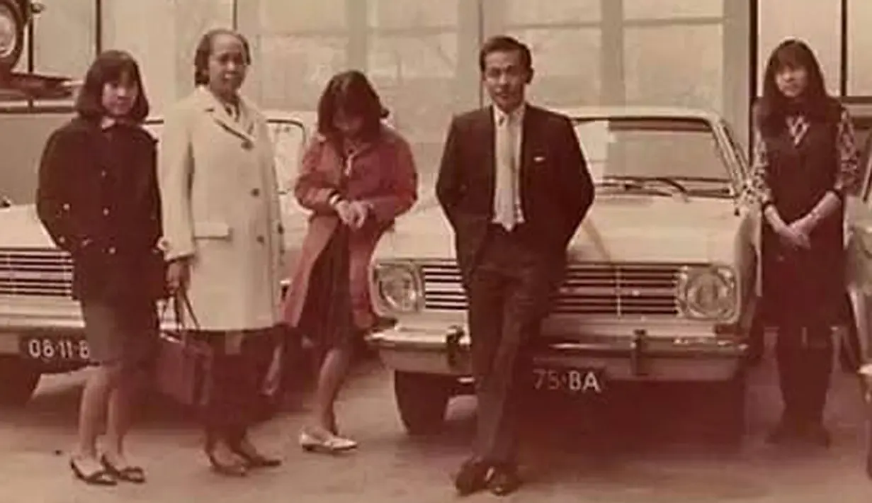 Bob sadino berpose dengan sejumlah wanita di sebuah showroom mobil. (www.facebook.com/ance.dewianti)