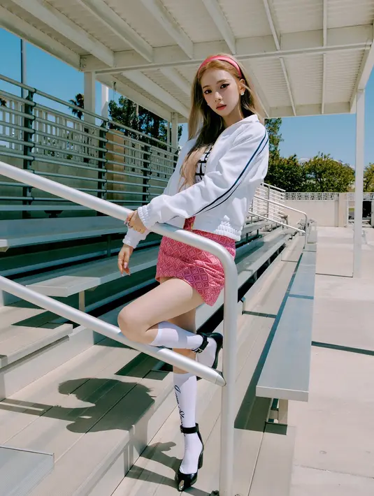 Karina memadukan jaket dengan tshirt hitam seharga Rp400 ribu dari brand Yauhee. Dipadukan mini skirt pink Rp7jutaan dari Marrine Serre dan heels dengan ankle strap dari Alexander Mcqueen Rp14 Juta.  (@aespa_official)