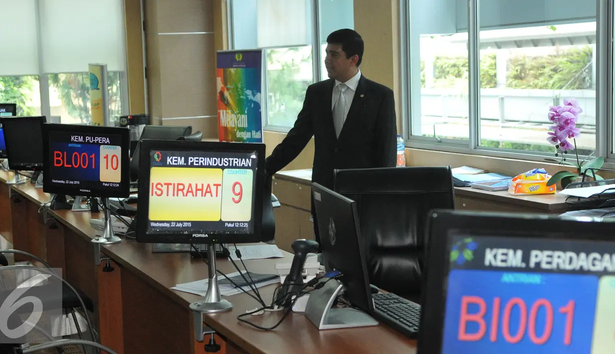 Menteri Pendayagunaan Aparatur Negara dan Reformasi Birokrasi (PANRB), Yuddy Chrisnandi melakukan sidak ke Badan Koordinasi Penanaman Modal (BKPM) di hari pertama kerja, Jakarta, Rabu (22/7/2015). (Liputan6.com/Herman Zakharia) 