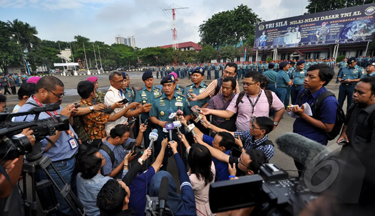 KSAL Laksamana TNI Ade Supandi S.E (tengah) memberikan keterangan usai upacara penyematan tanda jasa di Markas Komando Armada Barat TNI AL, Jakarta, Selasa (24/2/2015). (Liputan6.com/Faizal Fanani)
