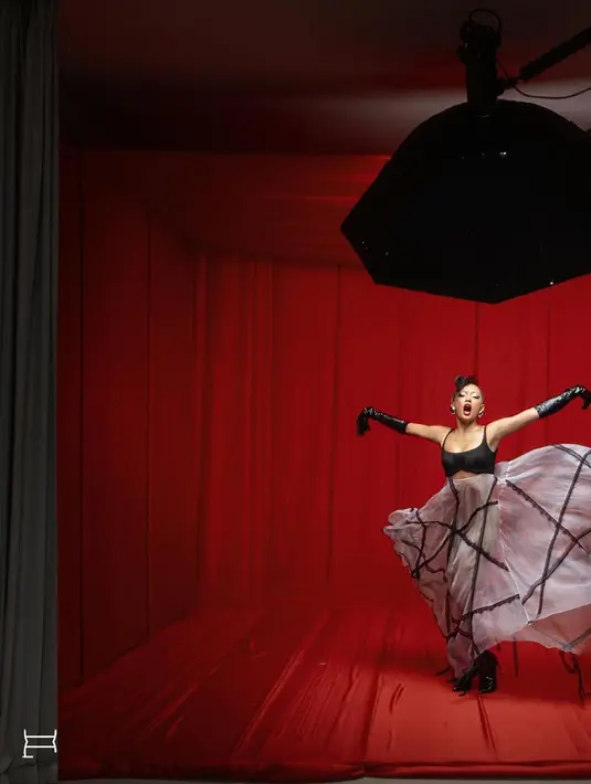 Asmara Abigail tampil lebih eksploratif dengan gaya yang lebih artsy [@theleonardi]