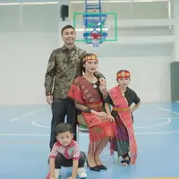 Gaya Kompak Anissa Aziza Istri Raditya Dika dan Putrinya Dibalut baju adat Sumatera Utara. [@anissaaziza]