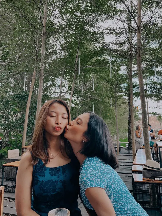 6 Potret Asha Assuncao Bersama Ibundanya yang Tampil Bak Kakak Adik