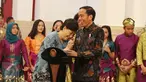 Presiden Jokowi dan penyanyi Titiek Puspa saat merayakan Hari Musik Nasional 2017 di Istana Negara, Jakarta, Kamis (9/3). Hari Musik Nasional diperingati setiap tanggal 9 Maret. (Liputan6.com/Angga Yuinar)