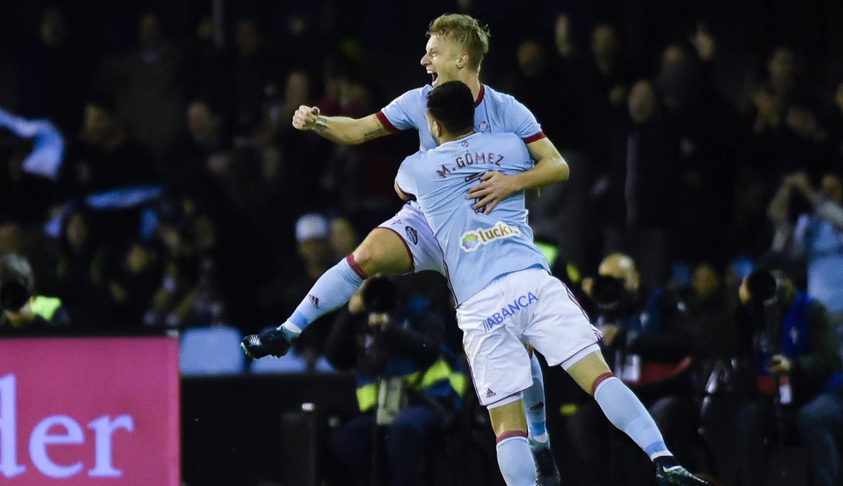 Striker Celta Vigo, Maxi Gomez bersama Daniel Wass merayakan gol ke gawang Real Madrid pada laga La Liga Spanyol di Stadion Balaidos, Vigo, Minggu (7/1/2018). Kedua klub bermain imbang 2-2. (AFP/Miguel Riopa)