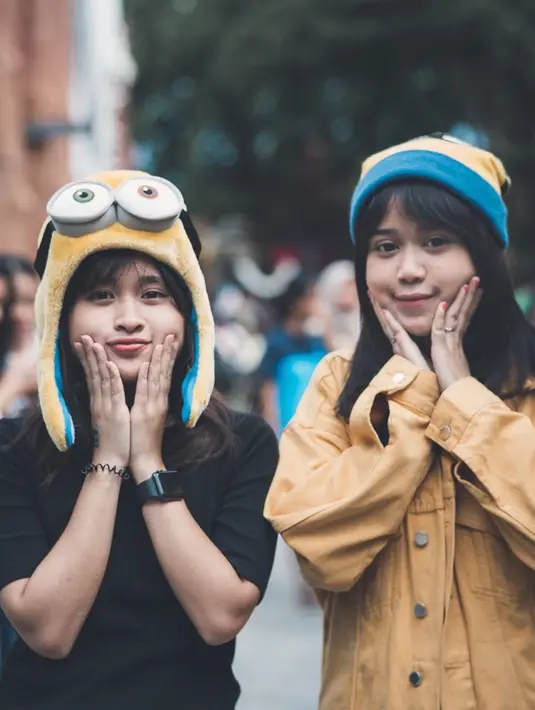 Ini dia momen saat Jodie dan Gritte bertemu untuk pertama kalinya di Dufan. Meski baru pertama kali bertemu, keduanya sudah kompak dengan topi Minion di kepalanya. Sama-sama menggemaskan ya!  (Liputan6.com/IG/brisiajodie96)