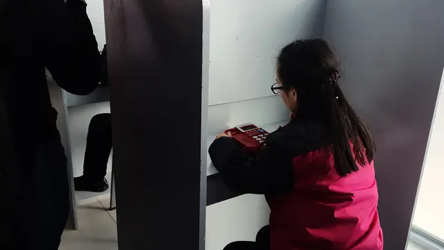 Seorang "siswa" menggunakan fasilitas telpon di pusat pelatihan vokasional di Atush, Prefektur Otonomi Kizilsu Kirgiz, Wilayah Otonomi Xinjiang-Uighur (XUAR) (Rizki Akbar Hasan / Liputan6.com)