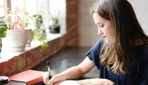 Orang dengan kecerdasan linguistik yang tinggi biasanya senang membaca dan menulis. (Foto: Unsplash/Hannah Olinger)