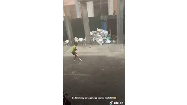 Tetap Semangat, Kelompok Ibu-Ibu Ini Lanjut Senam Meski Diterjang Hujan Lebat