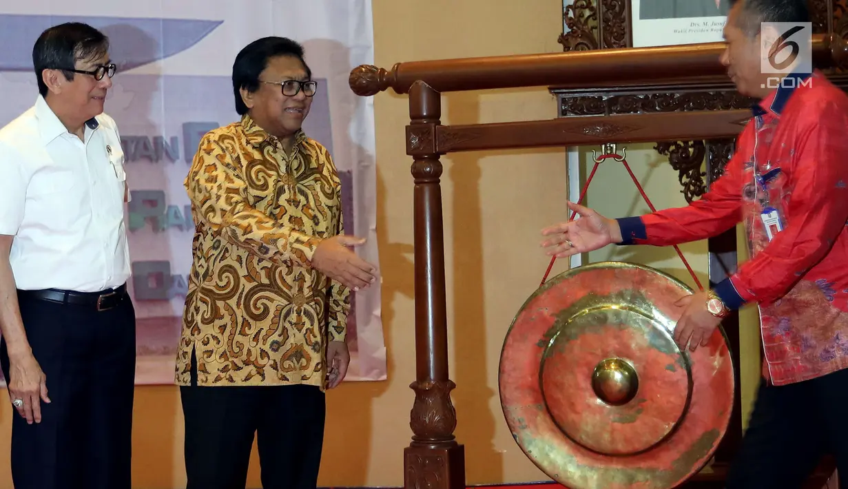 Ketua DPD, Oesman Sapta Odang (tengah) didampingi Menteri Hukum dan HAM Yasonna Laoly usai memukul gong sebagai tanda pembukaan rembuk nasional di Gedung Nusantara IV Komplek Parlemen, Senayan, Jakarta, Rabu (18/10). (Liputan6.com/Johan Tallo)