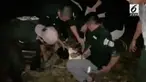 Rekaman aksi detik-detik perburuan pelaku pencuri spesialis rumah kosong di Kendari. Pelaku yang berusaha melarikan diri terpaksa dikejar polisi disertai aksi tembakan.