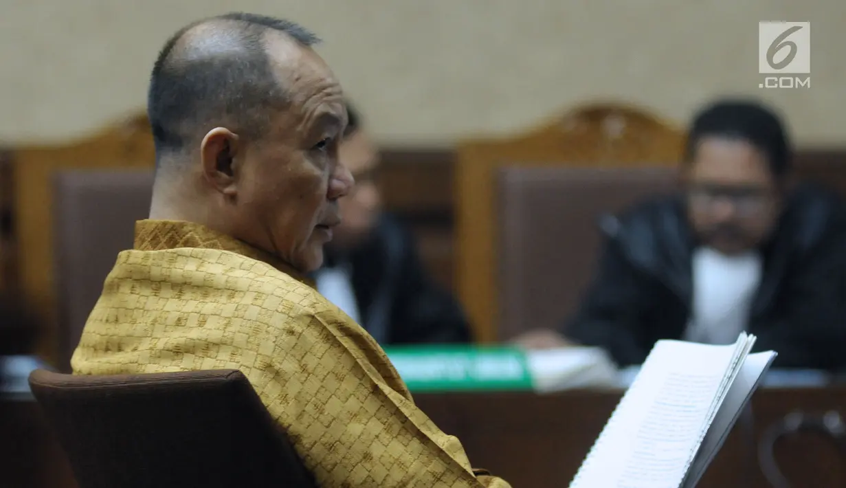 Mantan Kepala BPPN, Syafruddin Arsyad Temenggung saat menjalani sidang pembacaan eksepsi atas dakwaan di Pengadilan Tipikor Jakarta, Senin (21/5). Agenda sidang pembacaan eksepsi atas dakwaan JPU KPK. (Liputan6.com/Helmi Fithriansyah)