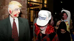 Seorang warga mengenakan topeng sosok Zombie Donald Trump ramaikan perayaan Halloween di Silver Spring, Maryland, AS (29/10). Menjelang pemilihan Presiden AS, Donald Trump banyak dijadikan obyek topeng dalam perayaan Halloween. (Reuters/Gary Cameron)