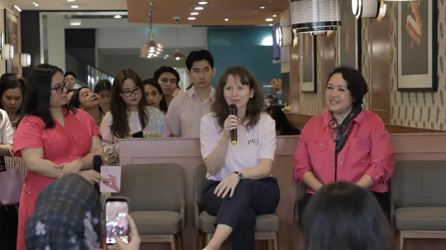 Samantha Barbara, yang merupakan ketua dari Yayasan Daya Dara Indonesia (Lovepink) bersama perwakilan daei Paul Indonesia
