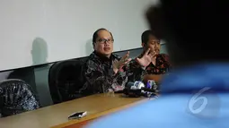 Direktur Utama PT. Transportasi Jakarta (Transjakarta) ANS Kosasih menjawab pertanyaan wartawan terkait penarikan sementara bus Transjakarta asal Tiongkok di Jakarta, Selasa (10/3/2015). (Liputan6.com/Faizal Fanani)