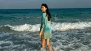 Begitupun dengan Raline Shah yang menikmati liburannya di Bali. Saat bermain di pantai, ia mengenakan atasan oversize biru. [@ralineshah]