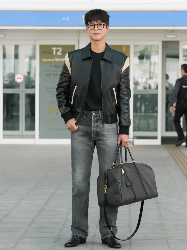 Potret Gaya Airport Look Bae Suzy dan Park Bo Gum untuk Acara Celine Singapura