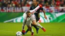 Pemain Arsenal Santi Cazorla berebut bola dengan pemain Bayern Munich Manuel Neuer pada lanjutan Liga Champion di Allianz Arena, Munich, Jerman, Kamis (5/11/15) dini hari. Bayern menang 5-1. (Reuters / Michael Dalder)