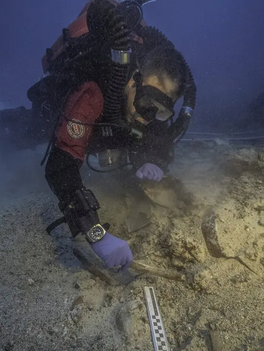 Arkeolog saat menemukan kerangka manusia di perarian dekat Pulau Antikythera, Yunani, pada 6 September 2016. Kerangka manusia ini terkubur sekitar 165 kaki di bawah permukaan laut. (Greek Ministry of Culture/Reuters)