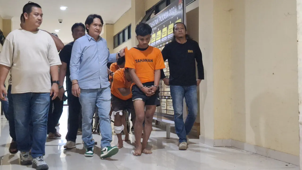Lima pelaku spesialis pencurian sepeda motor bersenjata api digiring ke ruang tahanan Mapolresta Bandar Lampung. Foto : (Liputan6.com/Ardi).