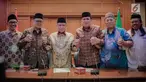 Ketua Umum PBNU Said Aqil Siradj (tiga kiri) foto bersama dengan sejumlah pengurus lainnya usai konferensi pers terkait Pemilu 2019 di Kantor PBNU, Jakarta, Senin (15/4). PBNU mengimbau masyarakat tak Golput dalam Pemilu 2019. (Liputan6.com/Faizal Fanani)
