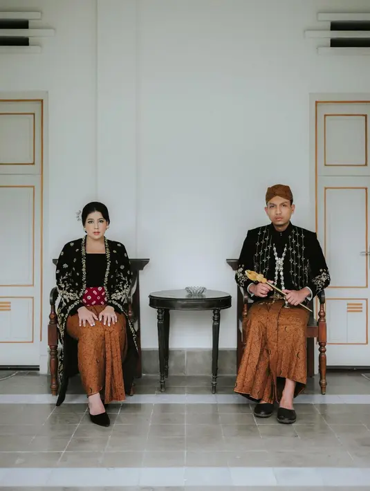 Pesona mas-mas Jawa dari Andryan Gama semakin kental saat mengenakan blankon [@nessiejudge]