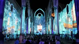 Orang-orang menikmati pertunjukan Lisbon Under Stars di Reruntuhan Gereja Carmo di Lisbon, Portugal (26/8/2020). Pertunjukan ini akan berlangsung hingga 31 Oktober merupakan pertunjukan multidisiplin yang bertujuan untuk meningkatkan budaya dan warisan Lisbon. (Xinhua/Pedro Fiuza)