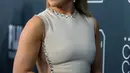 Jennifer Lopez berpose saat menghadiri Critics' Choice Awards 2020 di Barker Hangar, Santa Monica, California, Amerika Serikat, Minggu (12/1/2020). Jennifer Lopez tampil cantik dengan mengenakan gaun krem yang memperlihatkan punggung dan sampingnya. (Emma McIntyre/Getty Images/AFP)