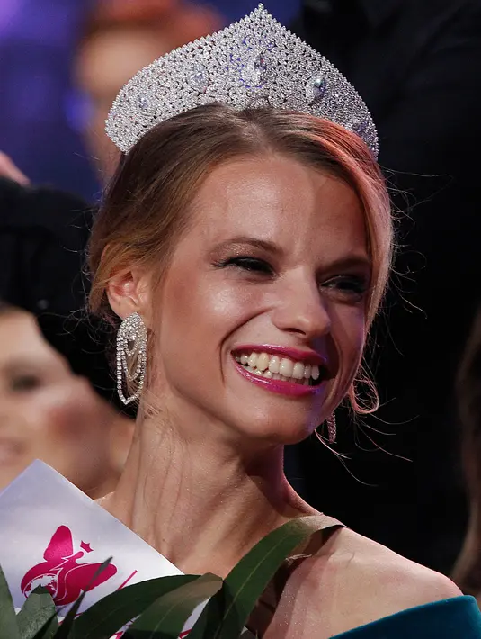 Miss Belarus Aleksandra Chichikova terpilih sebagai Miss Wheelchair World di Warsawa, Polandia, Sabtu (7/10). Maria merupakan mahasisiwi 23 tahun yang menggunkan kursi roda sejak 10 tahun lalu, lantaran ditembak orang asing. (AP/Czarek Sokolowski)