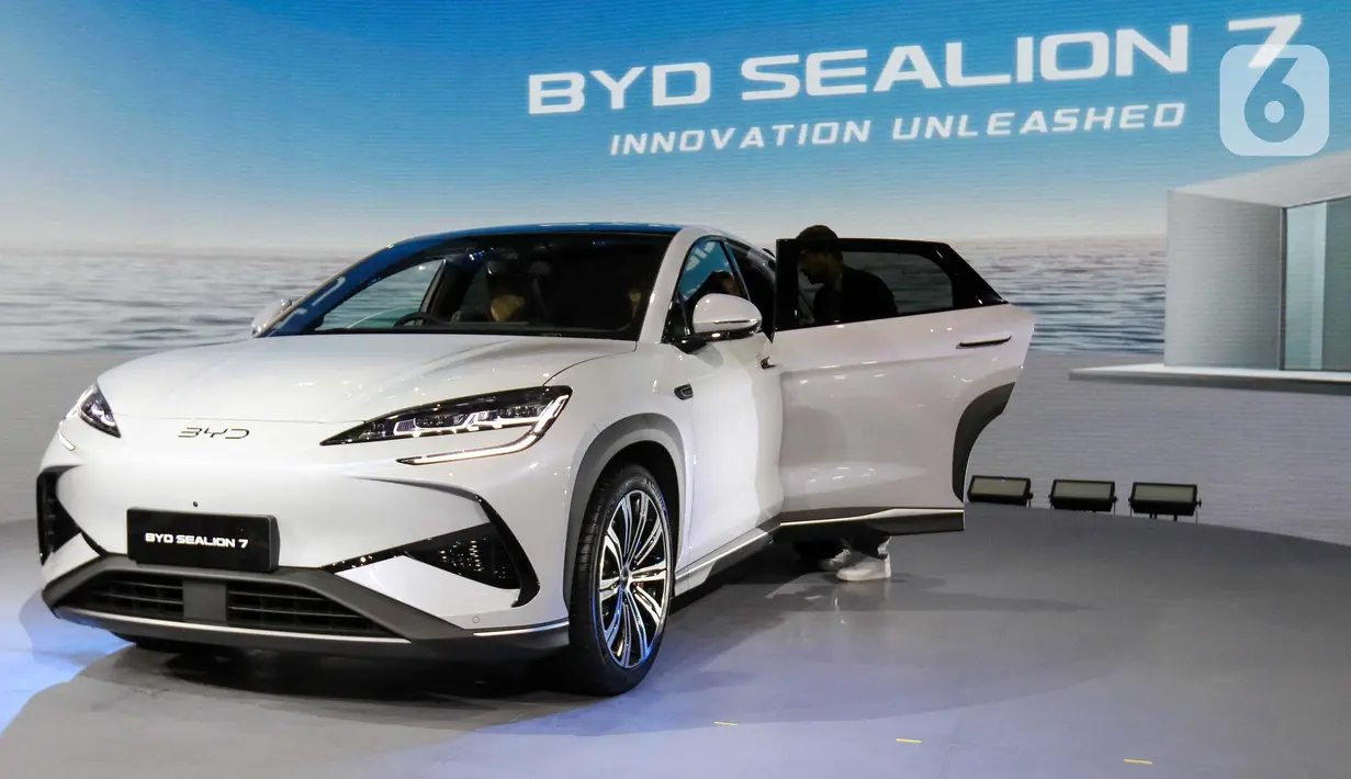Pengunjung melihat tampilan mobil BYD sealion 7 saat gelaran Indonesia International Motor Show (IIMS) 2025 di JIExpo Kemayoran, Jakarta, Kamis (13/2/2025). (Liputan6.com/Herman Zakharia)